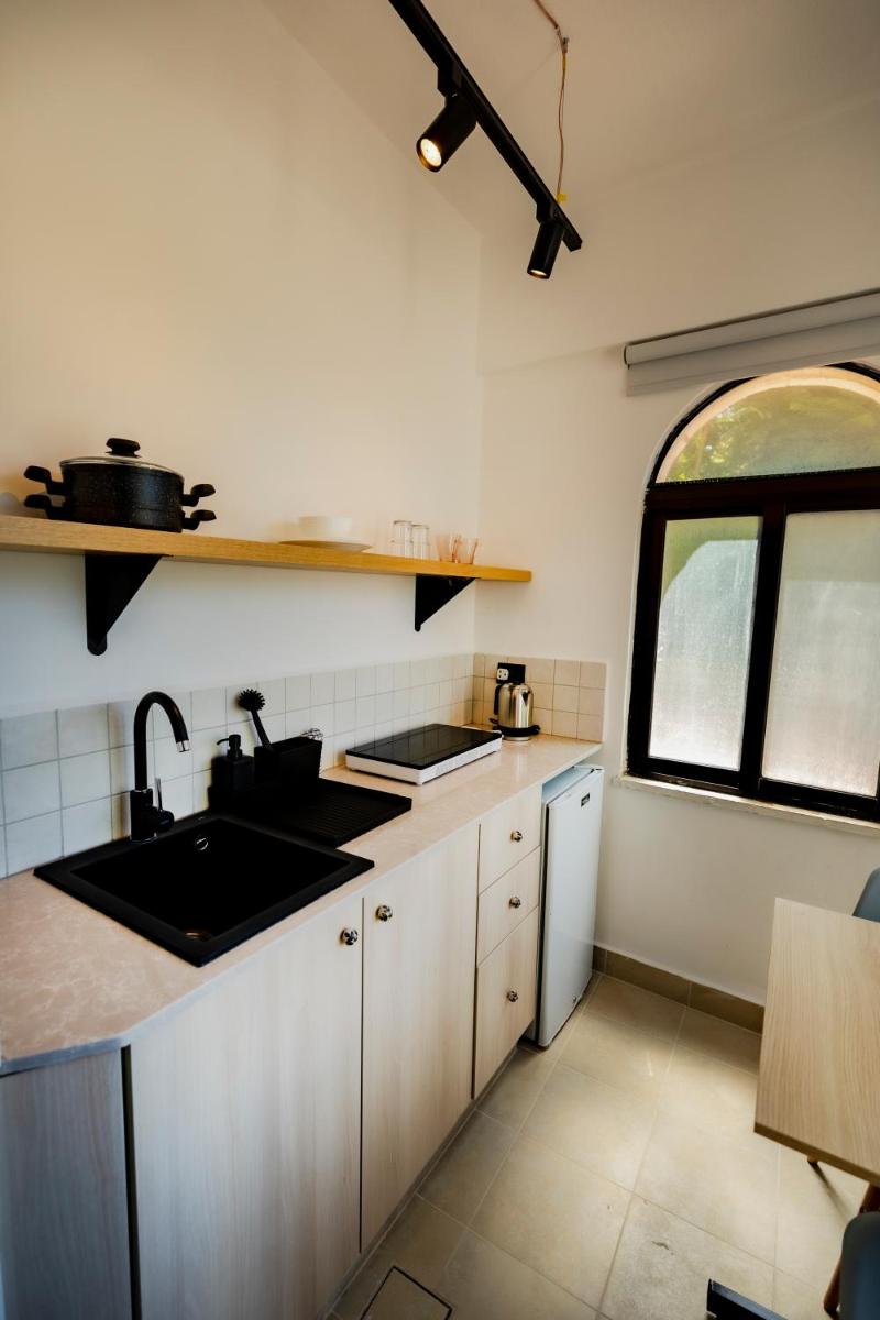 Julia's Hotel Suites - Housity