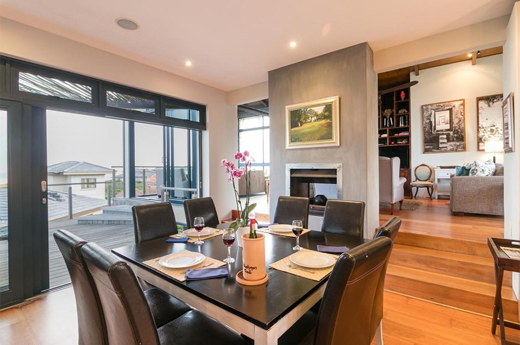 3 bedroom House with Ocean Views On Pezula - Housity