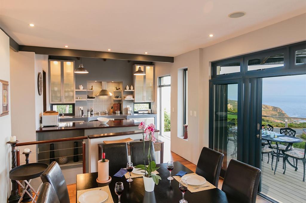 3 bedroom House with Ocean Views On Pezula - Housity