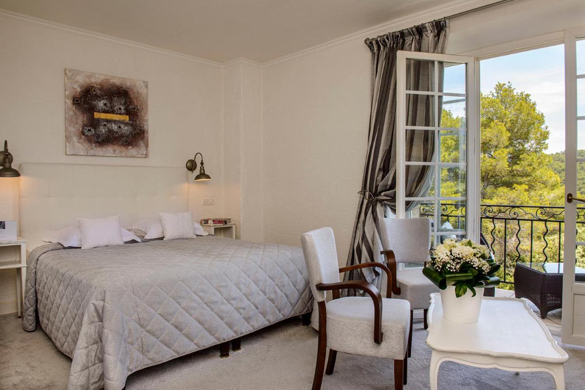 une chambre avec un lit et un balcon dans l'établissement La Bastide De Tourtour Hotel & Spa, à Tourtour 52 autres photos