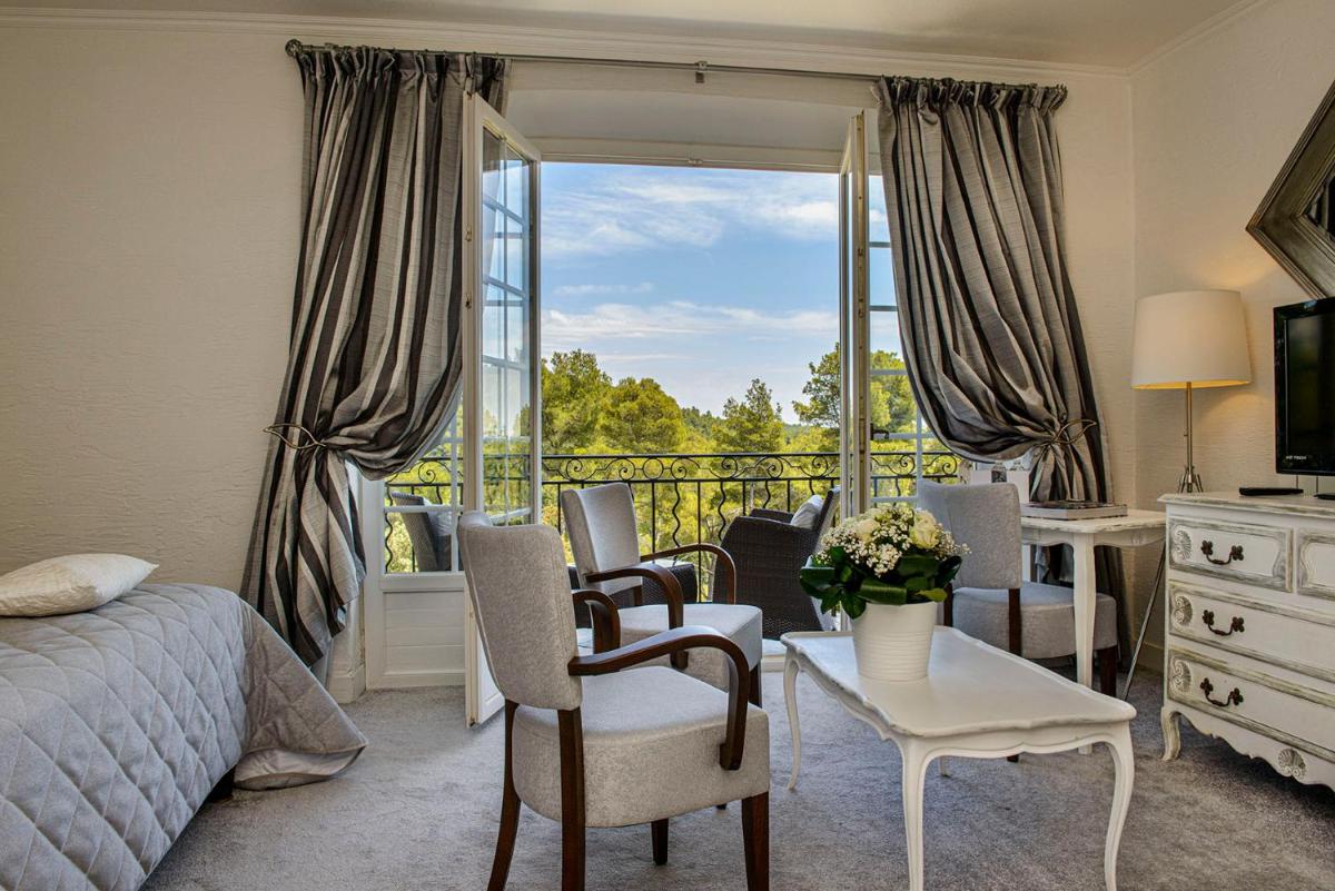 Coin salon dans l'établissement La Bastide De Tourtour Hotel & Spa