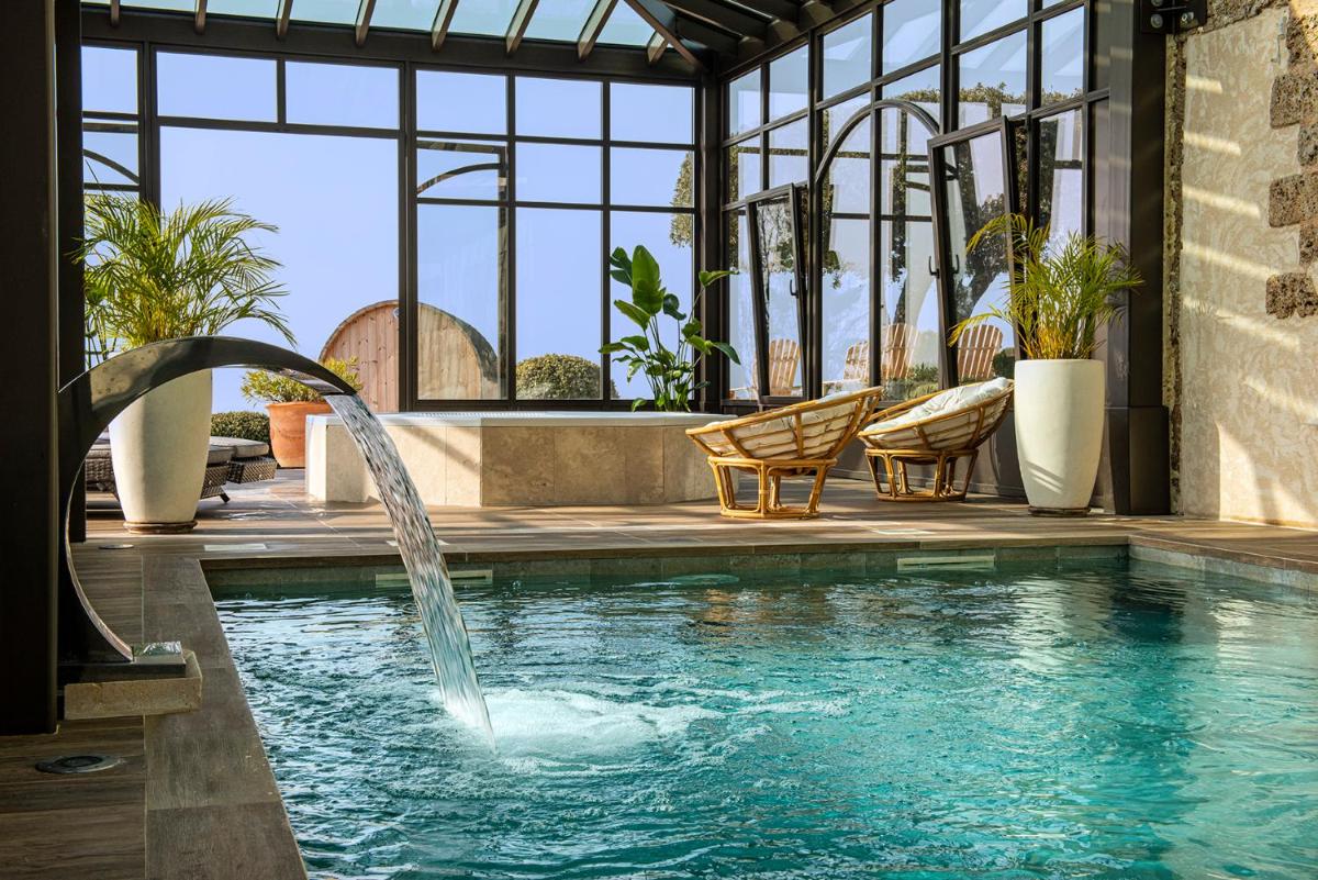 Piscine de l'établissement La Bastide De Tourtour Hotel & Spa ou située à proximité