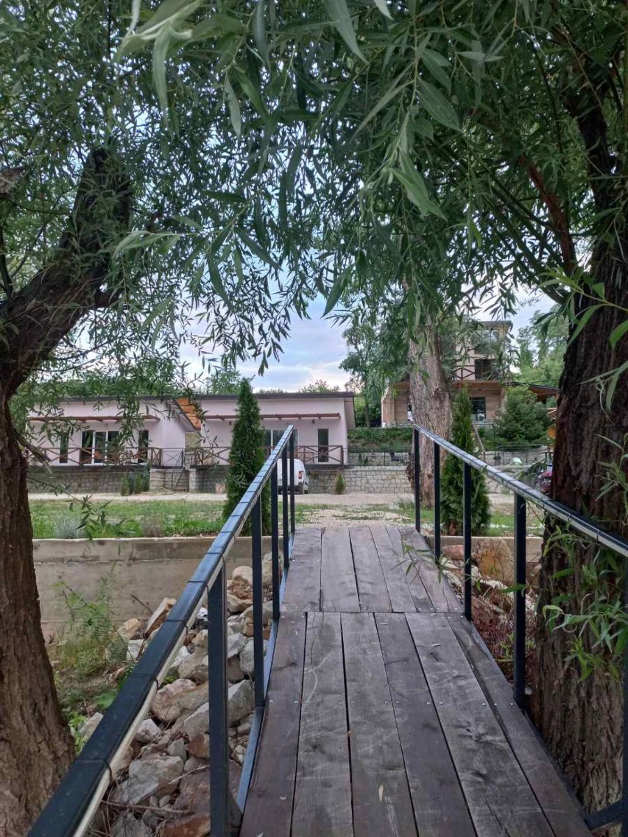 Bora kuće na reci - Housity