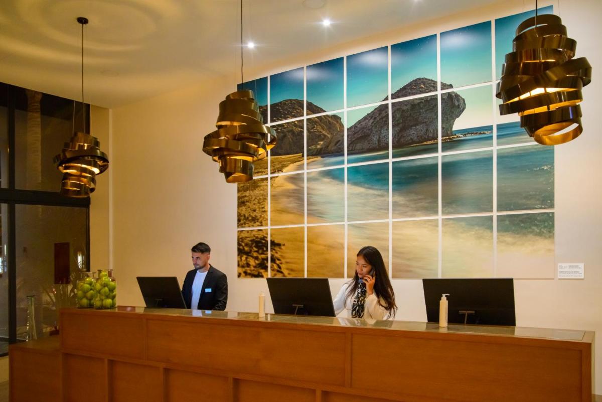Clientes alojados en Cabogata Beach Hotel