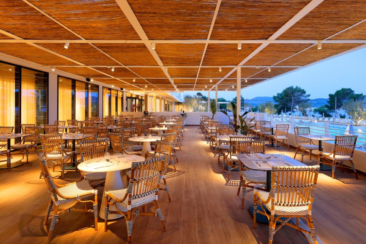 Un restaurante o sitio para comer en TRS Ibiza Hotel - Adults Only