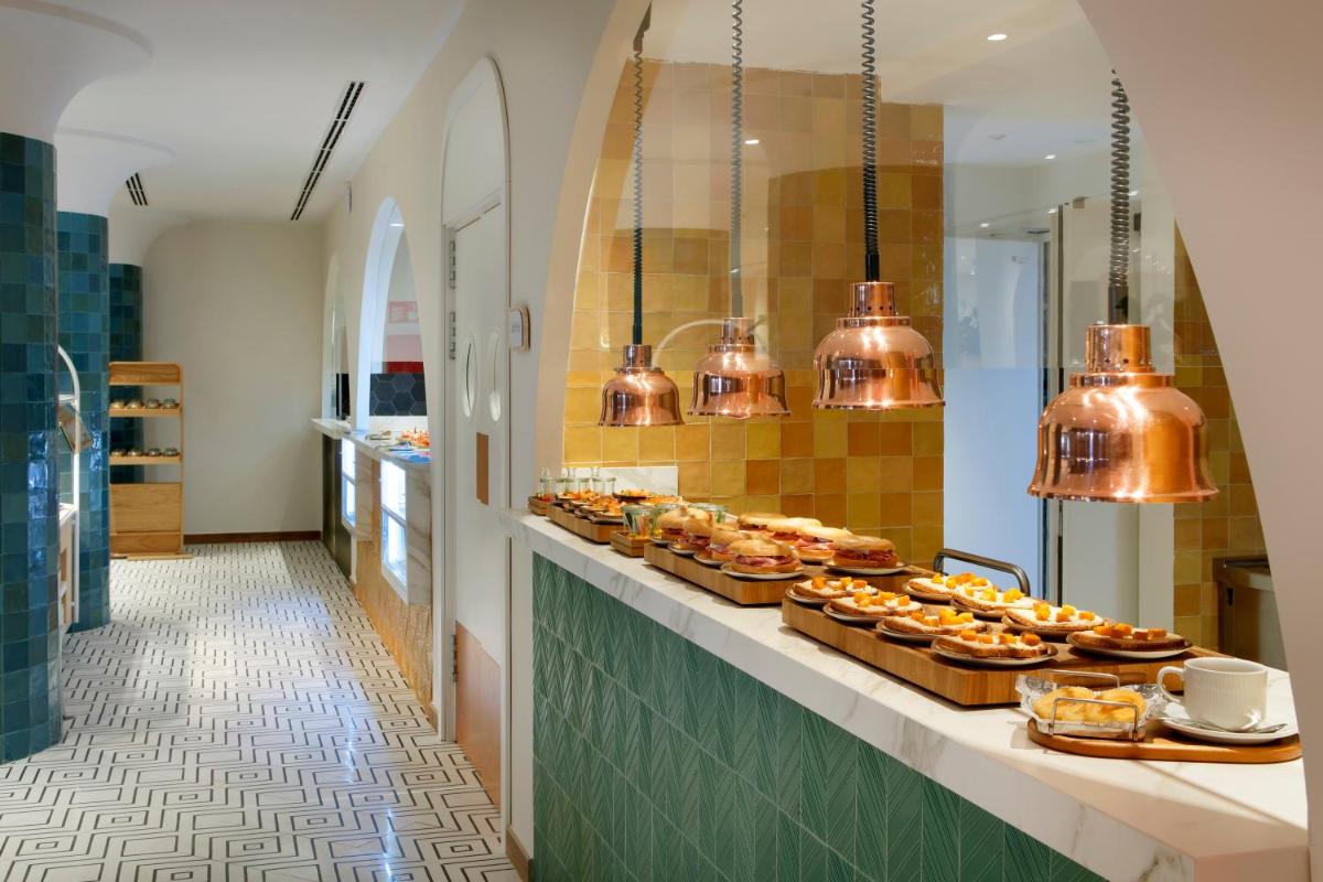 Comida en o cerca de este hotel