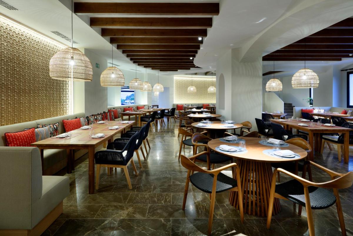 Un restaurante o sitio para comer en TRS Ibiza Hotel - Adults Only