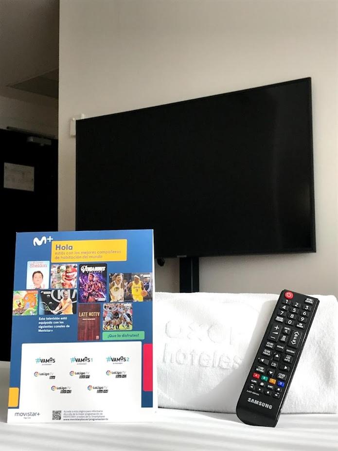 Una televisión o centro de entretenimiento en Axor Barajas