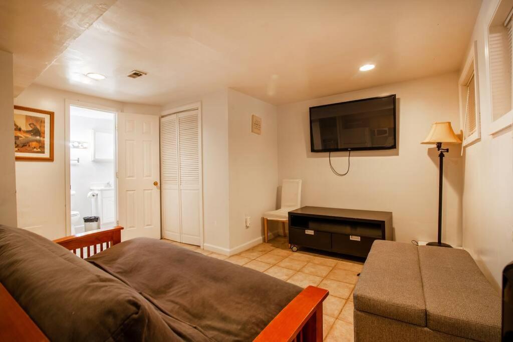 Relaxing, Spacious, Private, Walkable in Petworth! - Housity
