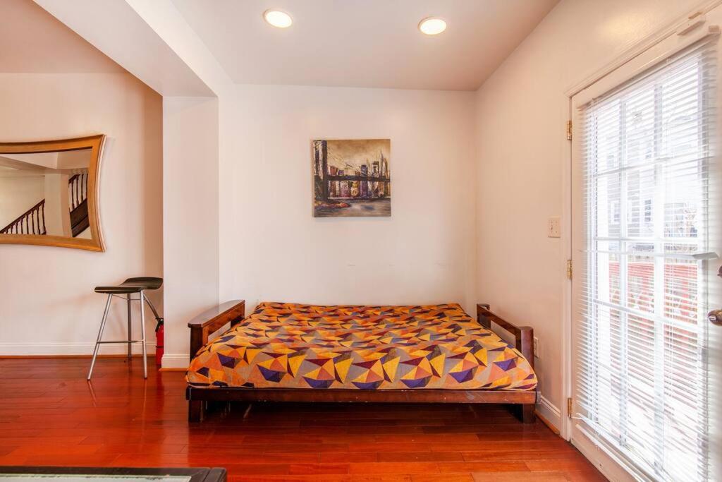 Relaxing, Spacious, Private, Walkable in Petworth! - Housity