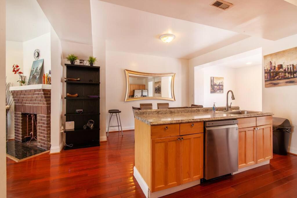 Relaxing, Spacious, Private, Walkable in Petworth! - Housity