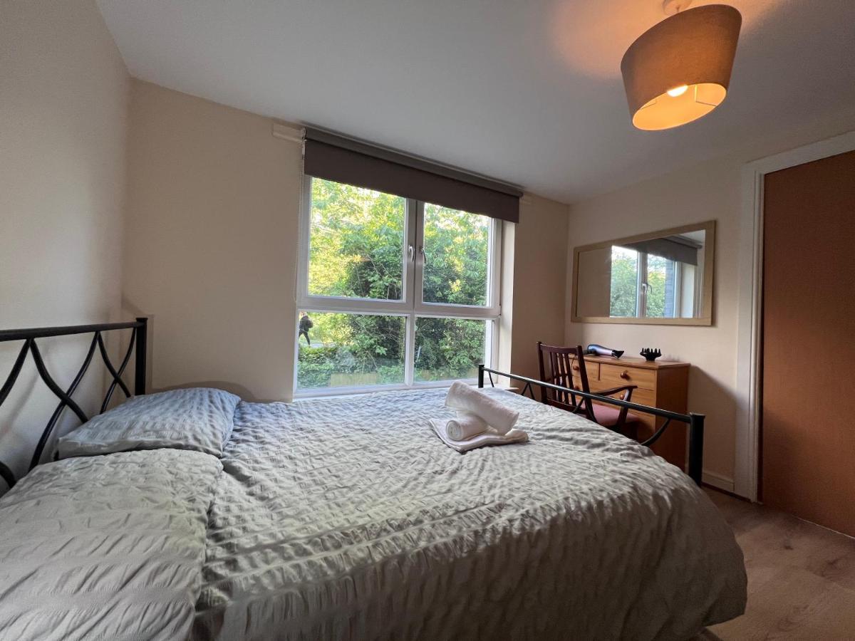 Lovely 2-Bed Serviced apartment with free parking - Housity