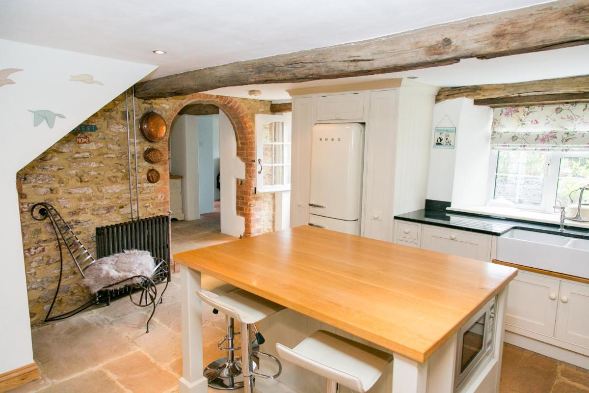Charming country cottage with garden - Housity