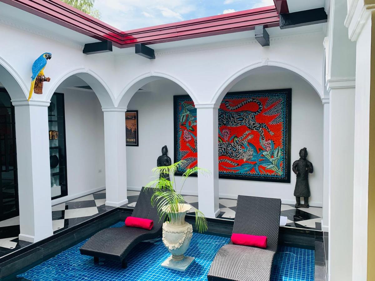 Golden Gorilla Villa with private pool & jacuzzi - Housity