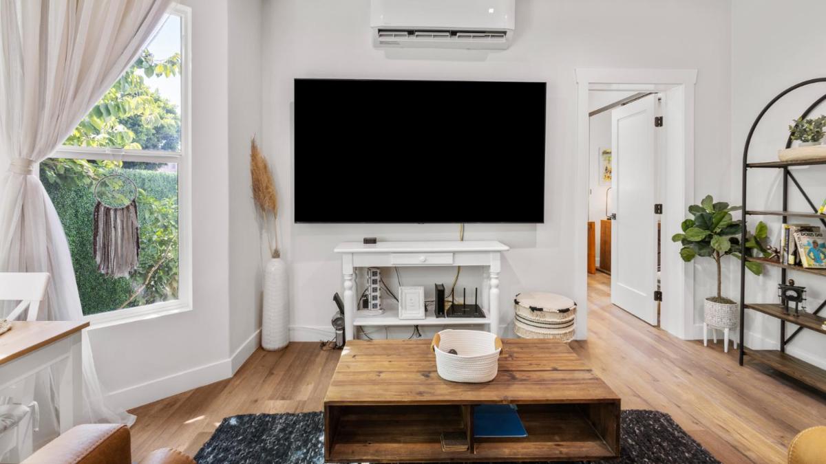 Newly Remodeled Beautiful 2BR Flat in Atwater Village - Housity