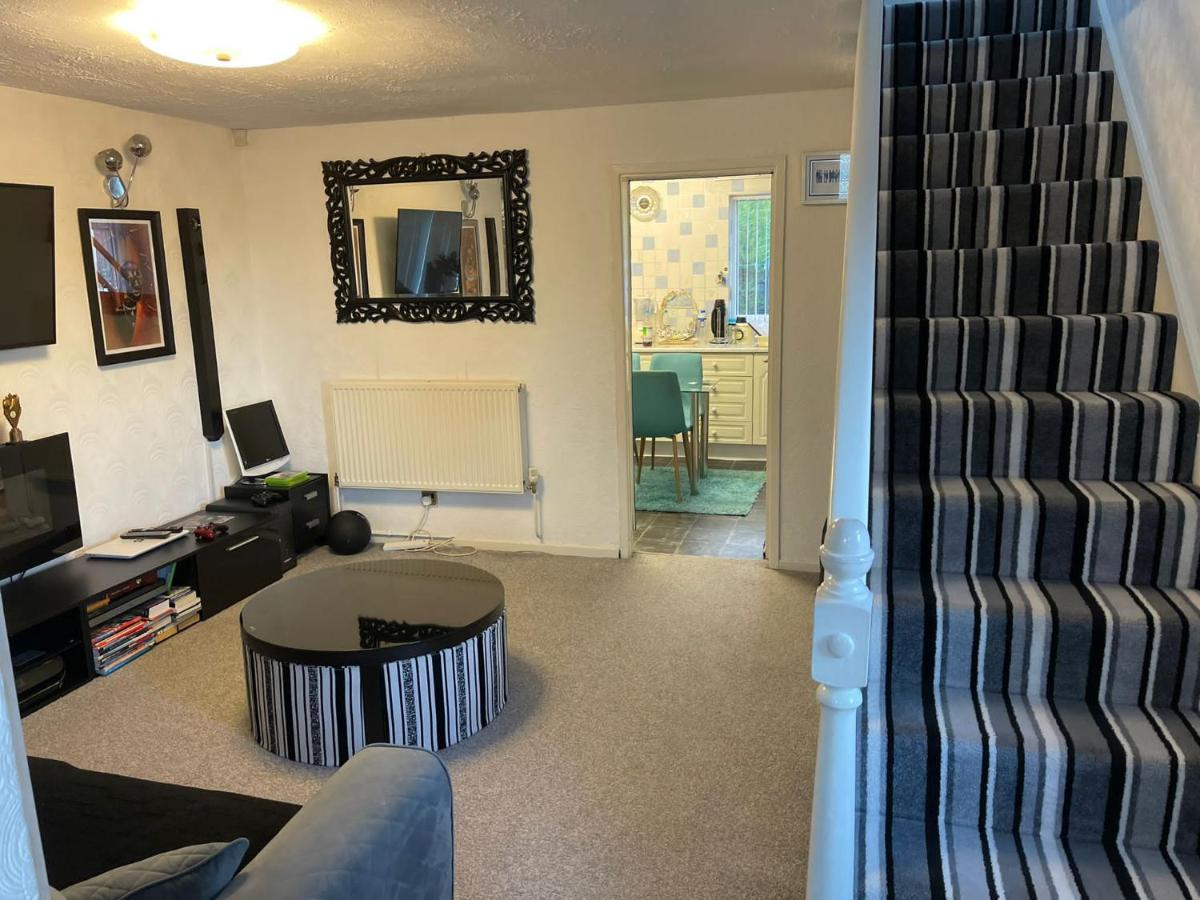 Kampa’s Spacious 2 bed House in DY4 - short or long stays - Housity