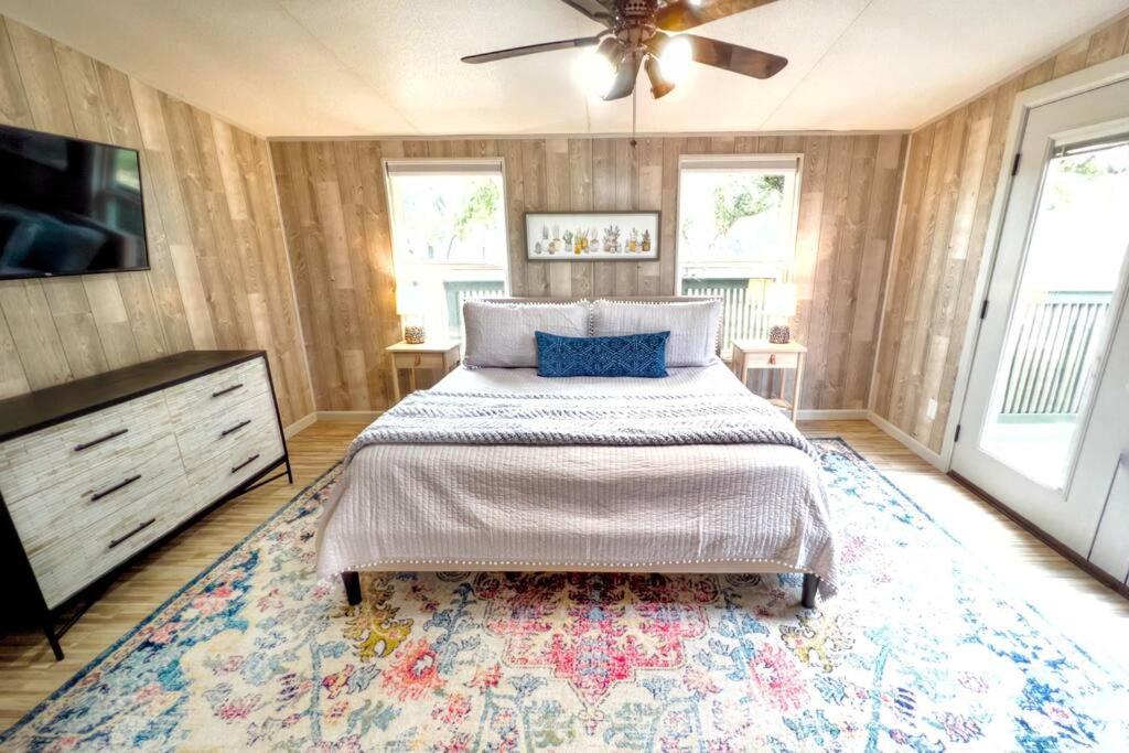 Charming Riverfront Home - Casa Topo @ SparrowBend - Housity