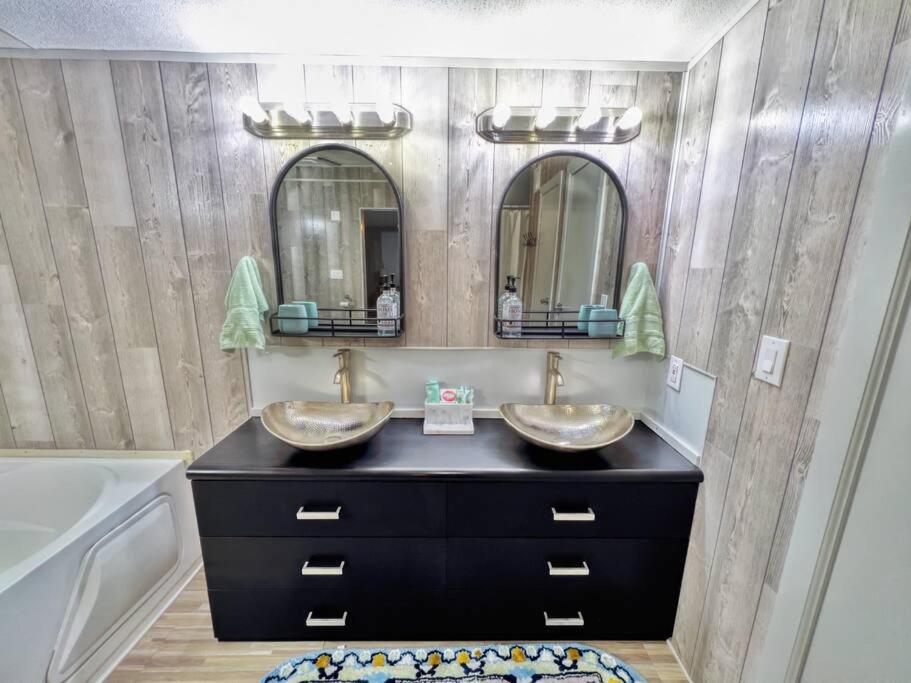 Charming Riverfront Home - Casa Topo @ SparrowBend - Housity