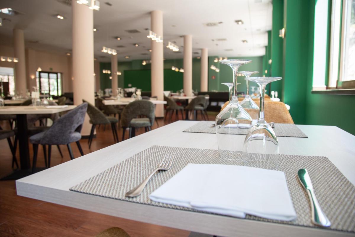 Un restaurante o sitio para comer en Hotel Real Balneario Carlos III