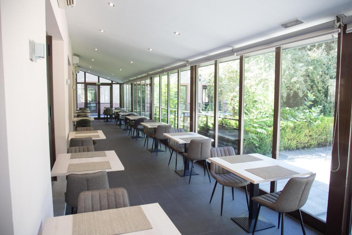 Un restaurante o sitio para comer en Hotel Real Balneario Carlos III
