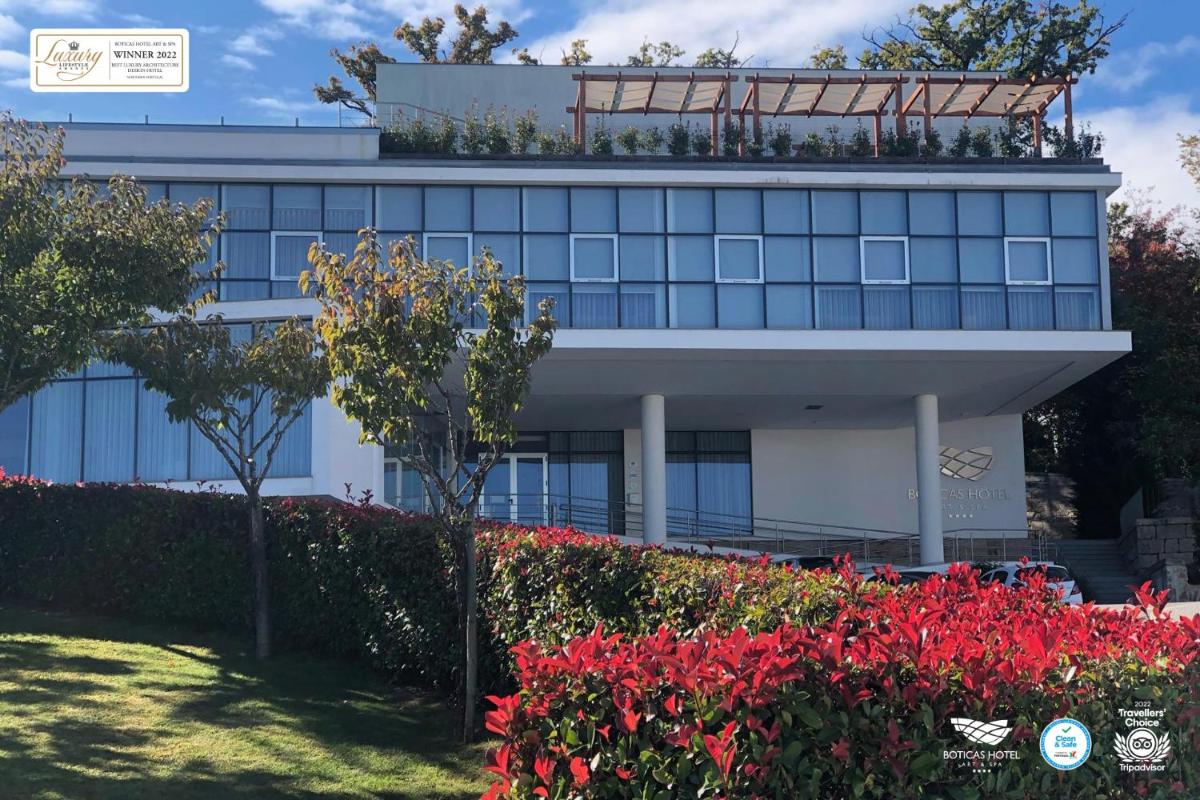 Um jardim no exterior de Boticas Hotel Art & SPA
