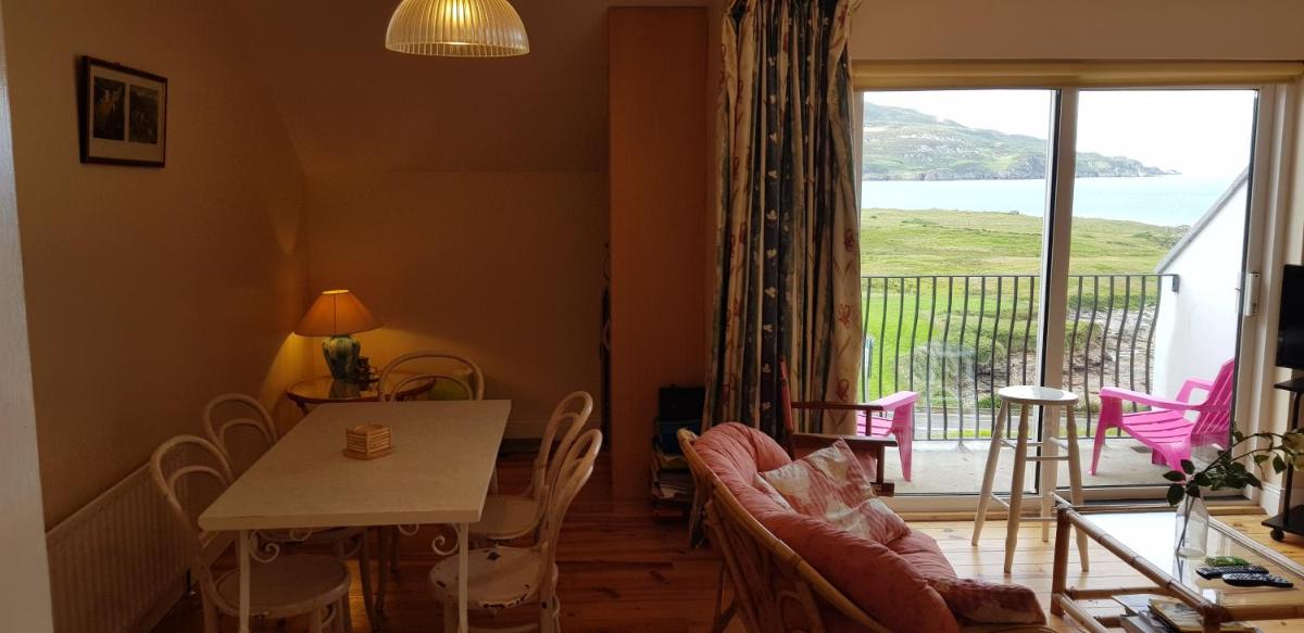 Beautiful 3 Bed Apartment with Balcony Sea View - Housity