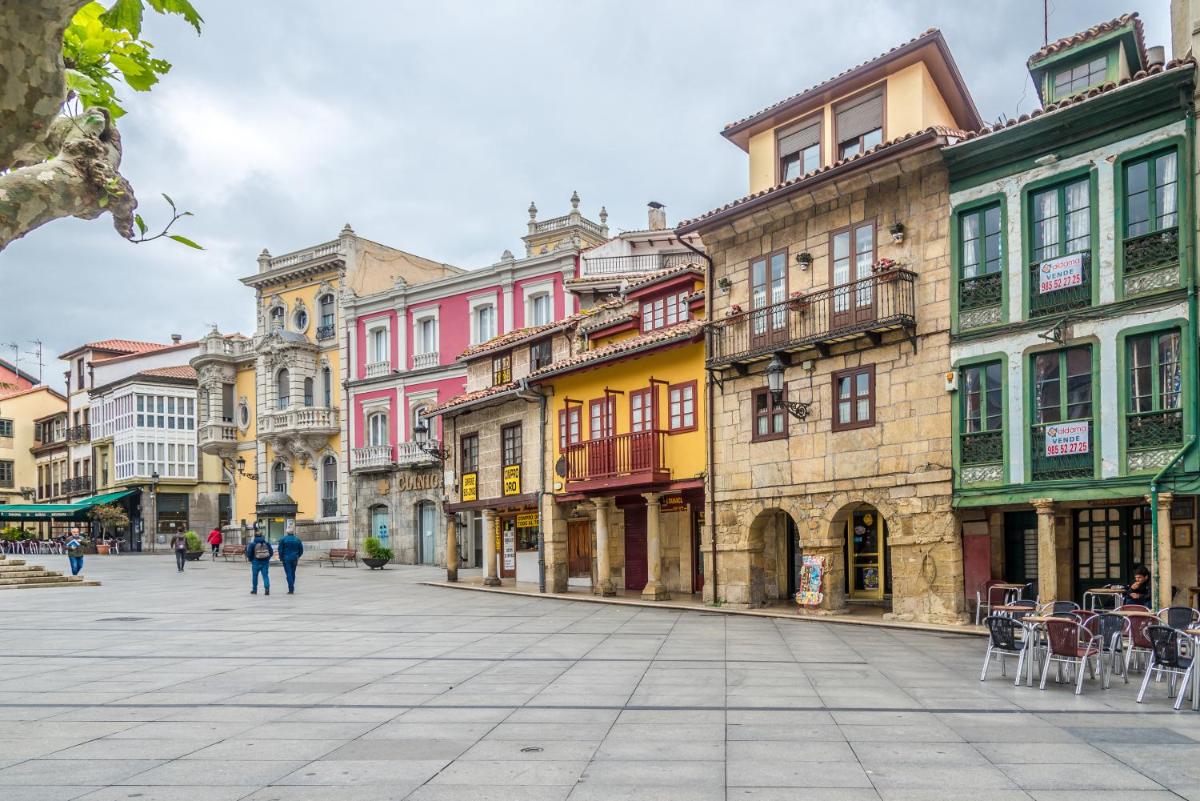 una calle en un casco antiguo con edificios coloridos en URH Hotel Spa Zen Balagares, en Overo