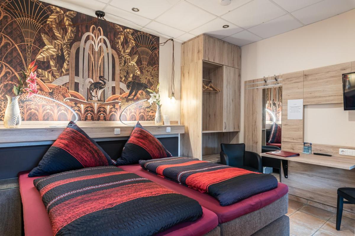 Land-Hotel Zum Schwan, Garni E-Ladestationen, Nähe Phantasialand Nähe Palmenparadies Euskirchen - Housity
