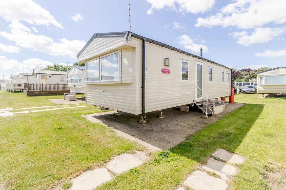 8 berth caravan for hire near Great Yarmouth at Broadland Sands ref 20268BS - Housity