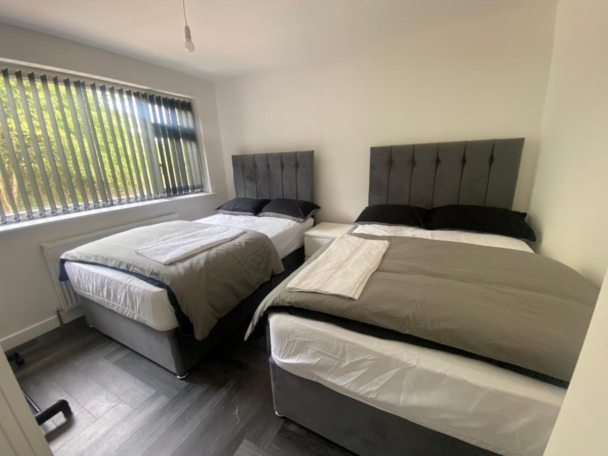 Modern 3 Bedroom Holiday Home -Jaquzzi Bath -Private Parking-Leeds City Center- Free WiFi - Housity