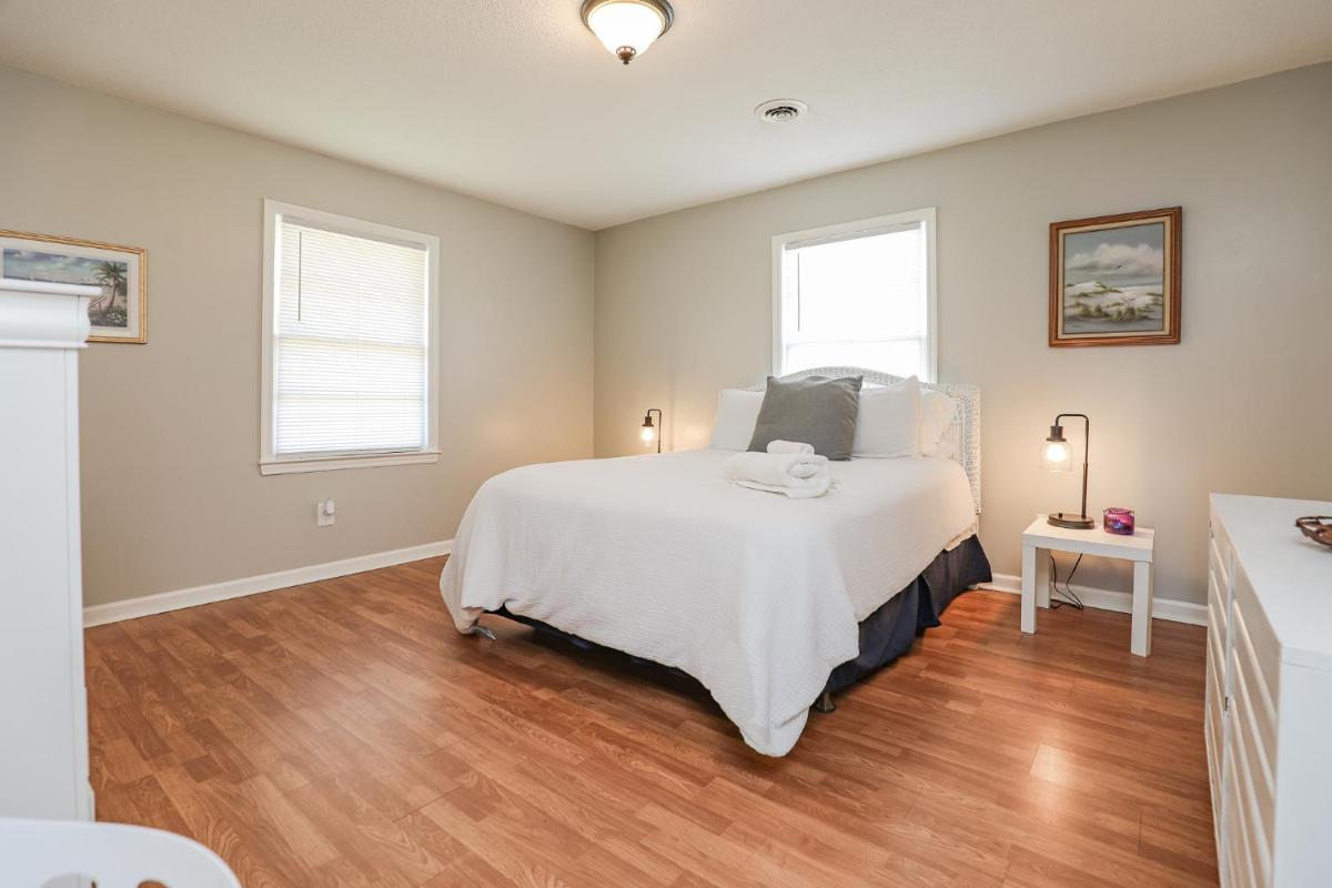 Spacious Home with Waterfront View-Welcome Pets - Housity