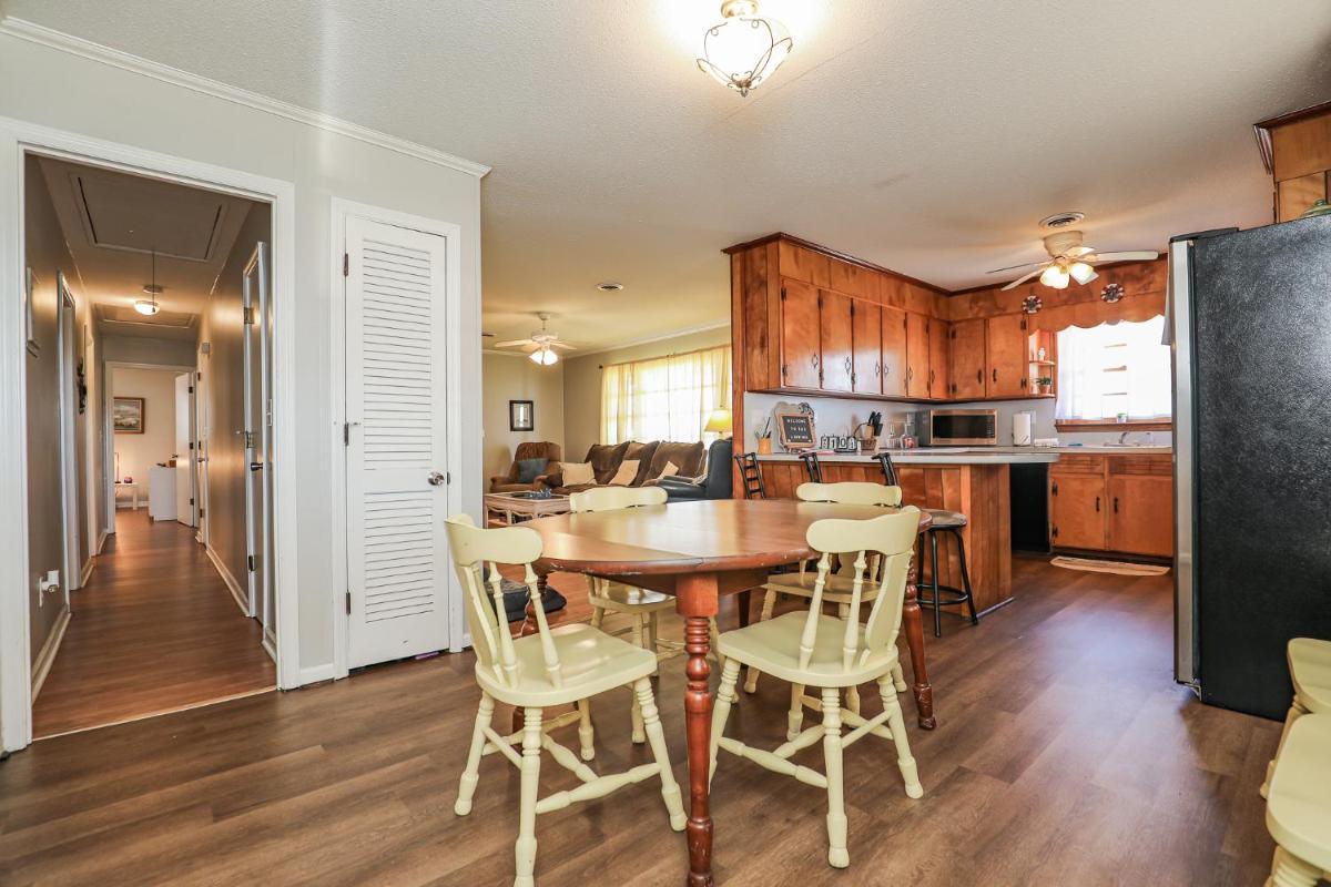 Spacious Home with Waterfront View-Welcome Pets - Housity