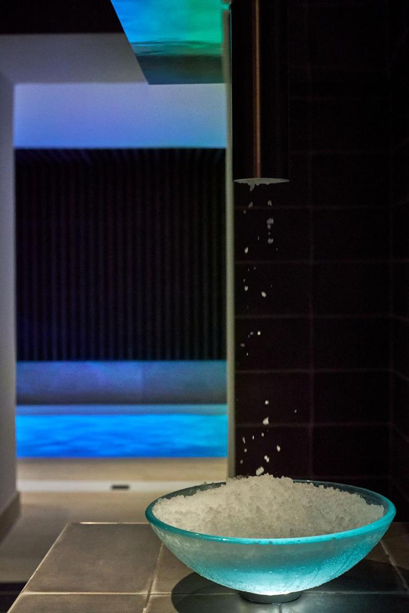 un bol assis au-dessus d'une table devant une fenêtre dans l'établissement Hotel Villa Romantic & Spa, à Paris 56 autres photos