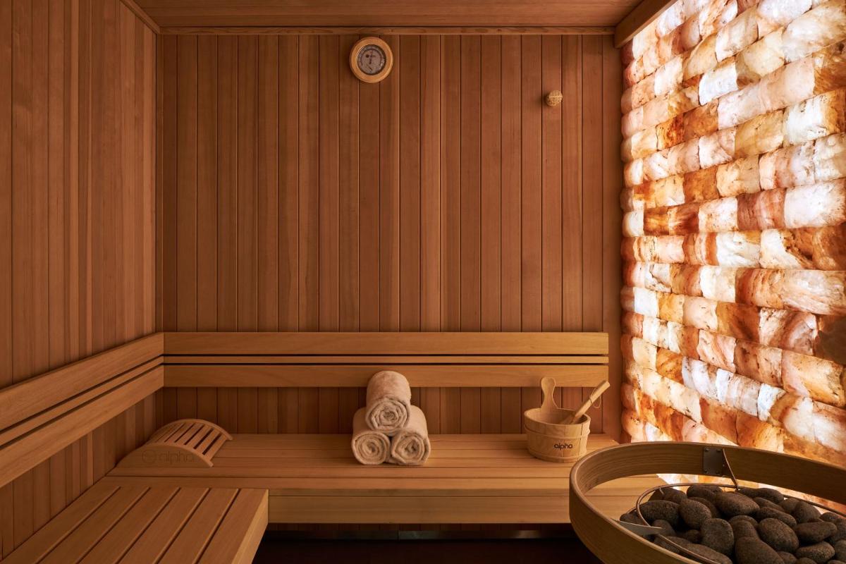 - un sauna avec baignoire et quelques serviettes dans l'établissement Hotel Villa Romantic & Spa, à Paris