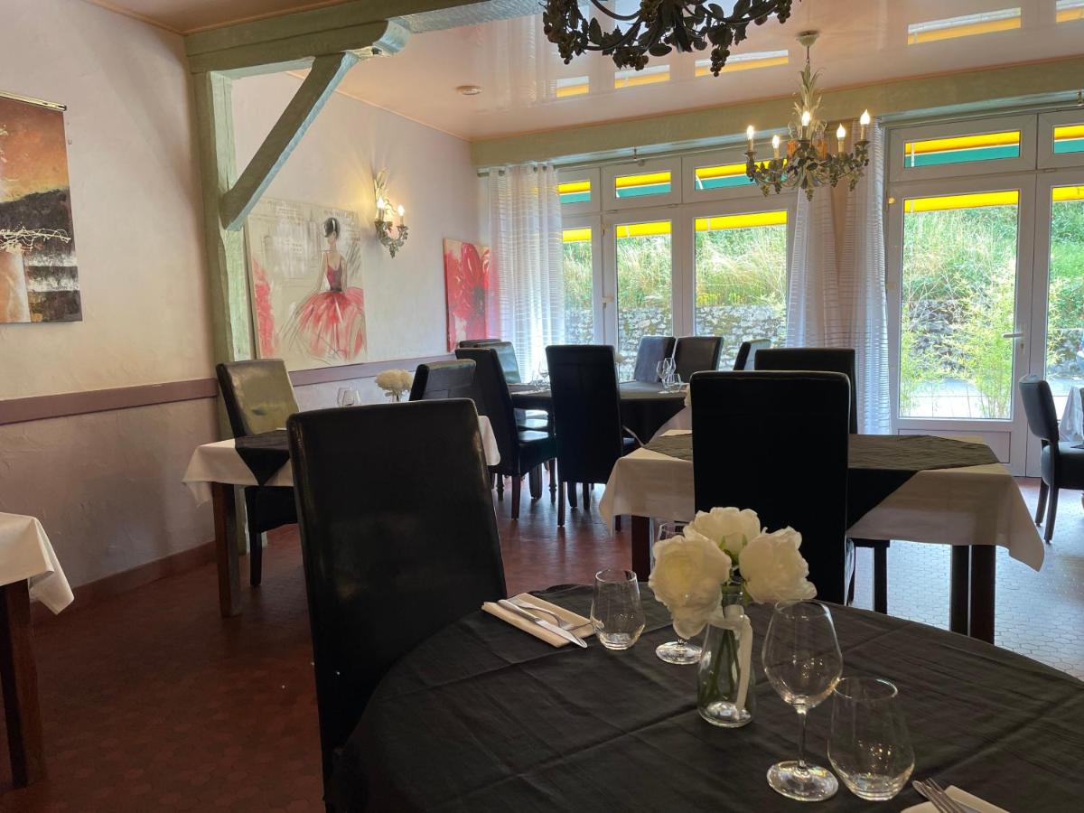 Restaurant ou autre lieu de restauration dans l'établissement Logis Deshors-Foujanet