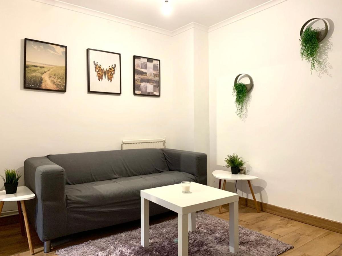 Private Bedrooms in a Flat! Home away from Home! Shared Bathroom - Housity