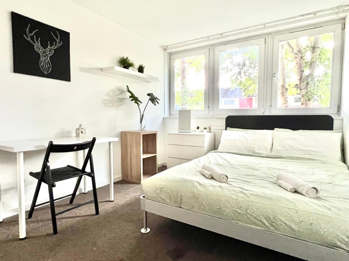 Private Bedrooms in a Flat! Home away from Home! Shared Bathroom - Housity