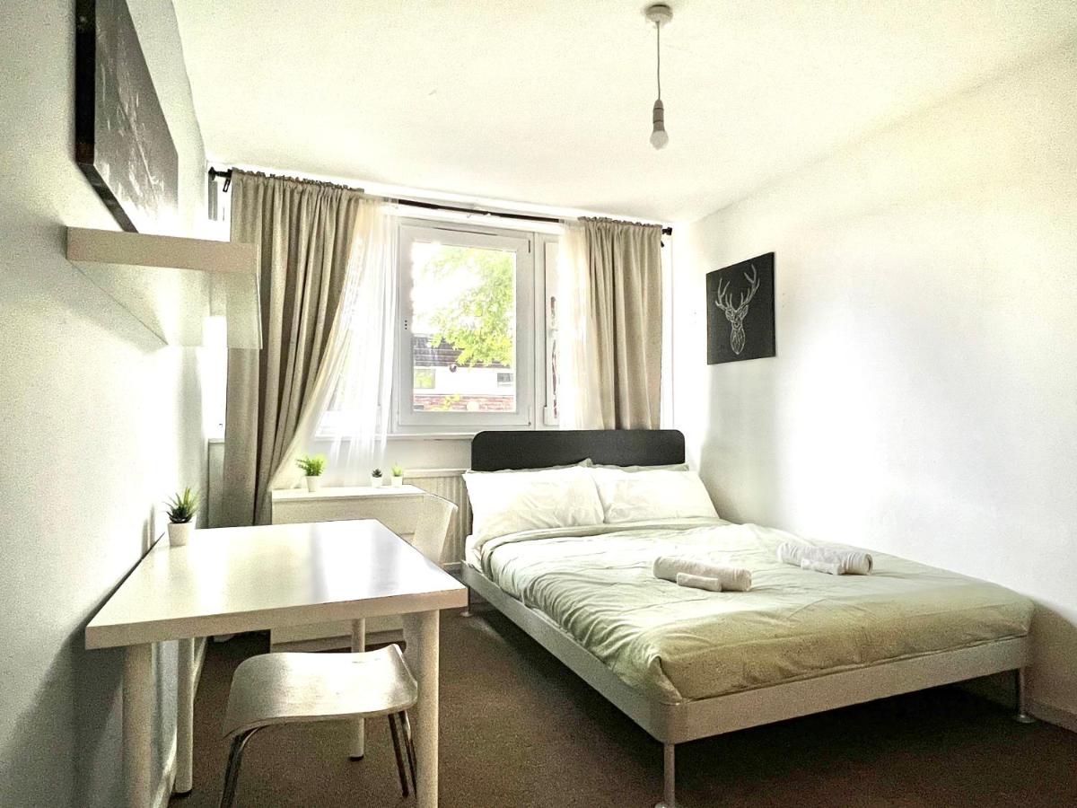 Private Bedrooms in a Flat! Home away from Home! Shared Bathroom - Housity