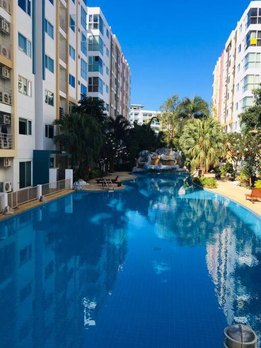 pool view, resort ambience at Metro Park min 30 nights - Housity
