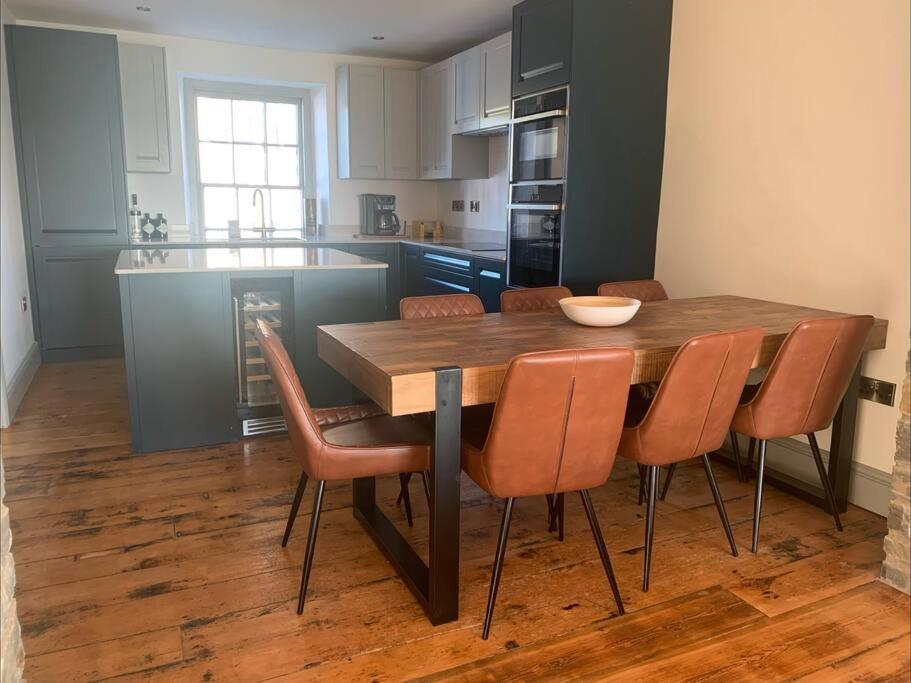 Aberaeron Island House - Panoramic Harbour Views - Housity