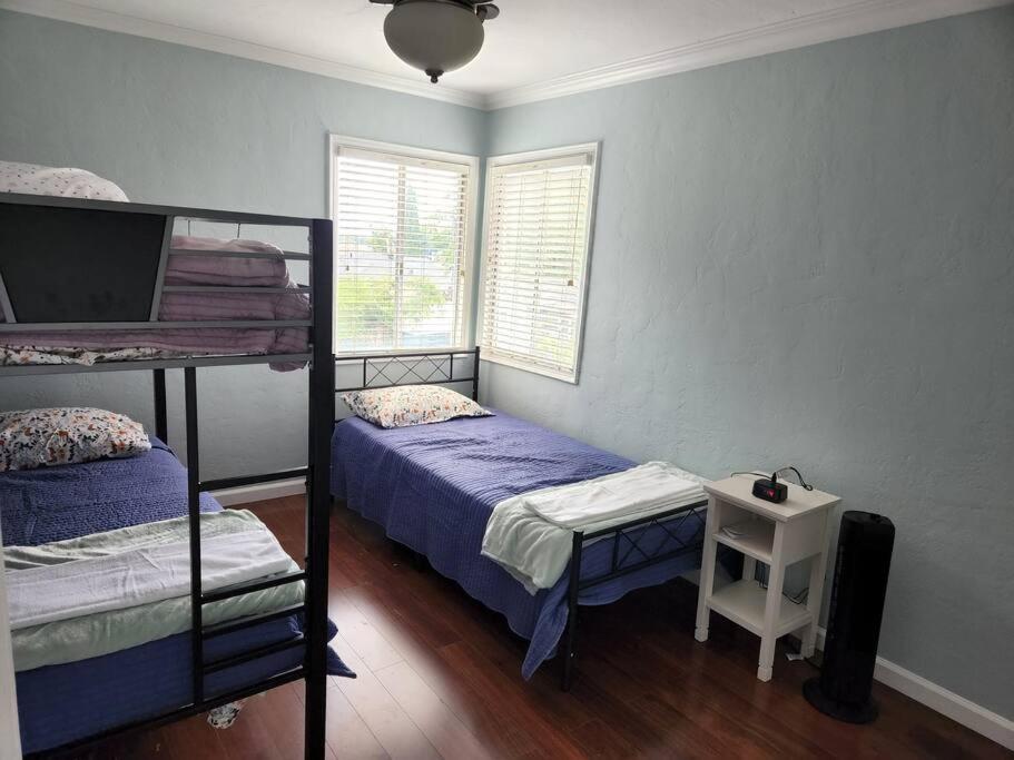 Modern 4 Bed Bungalow San Leandro-Oakland Airport WasherDryer Ideal for Long Term Stay - Housity
