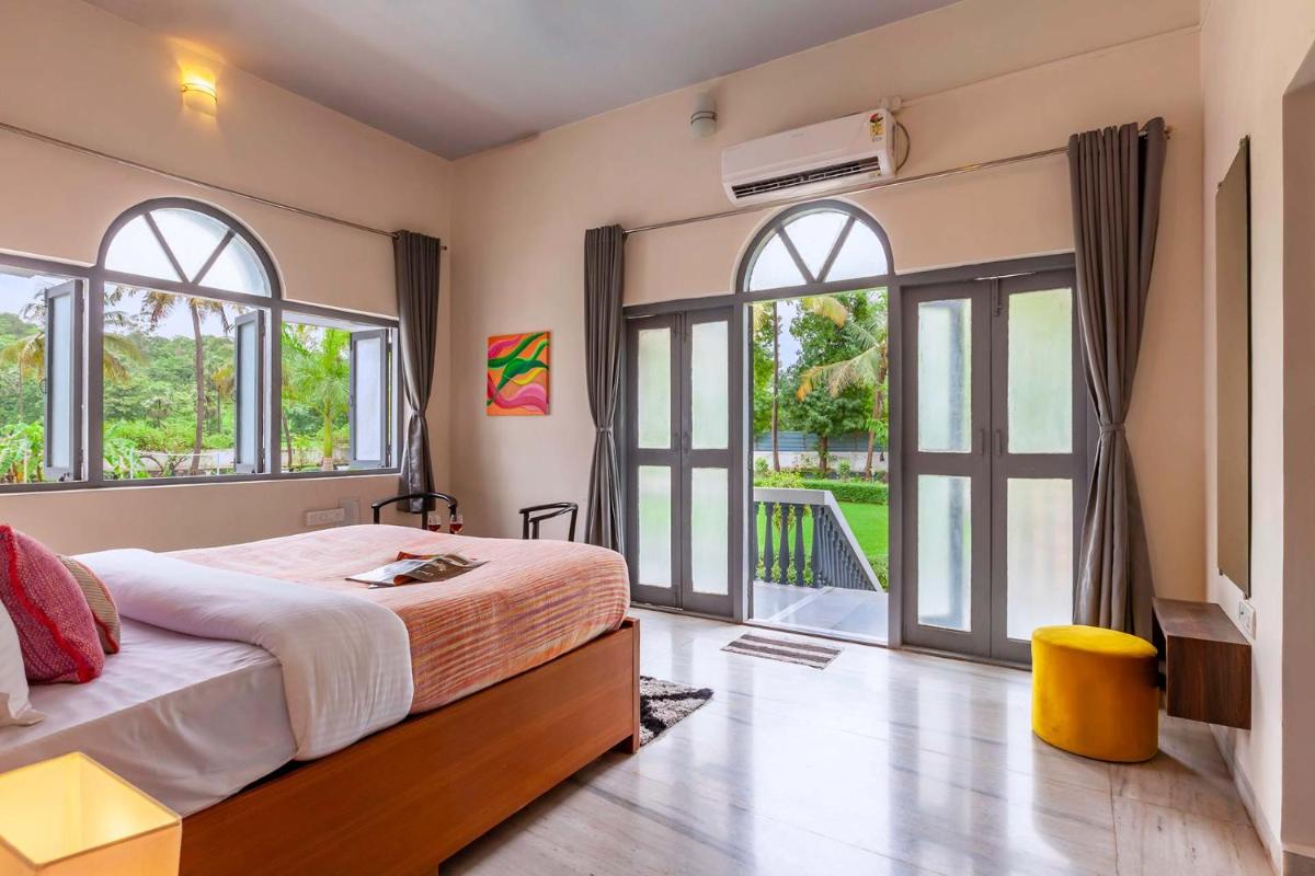 Suitetrails - Grey Mosaics by StayVista - Mountain-view villa in Vasai with Pool, Spacious lawn & Terrace
