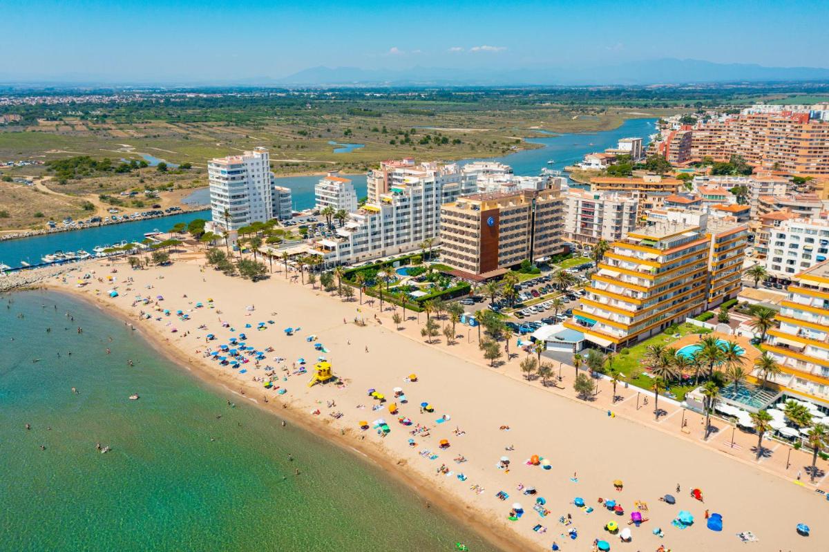 una vista aérea de una playa en un resort en Prestige Victoria, en Roses