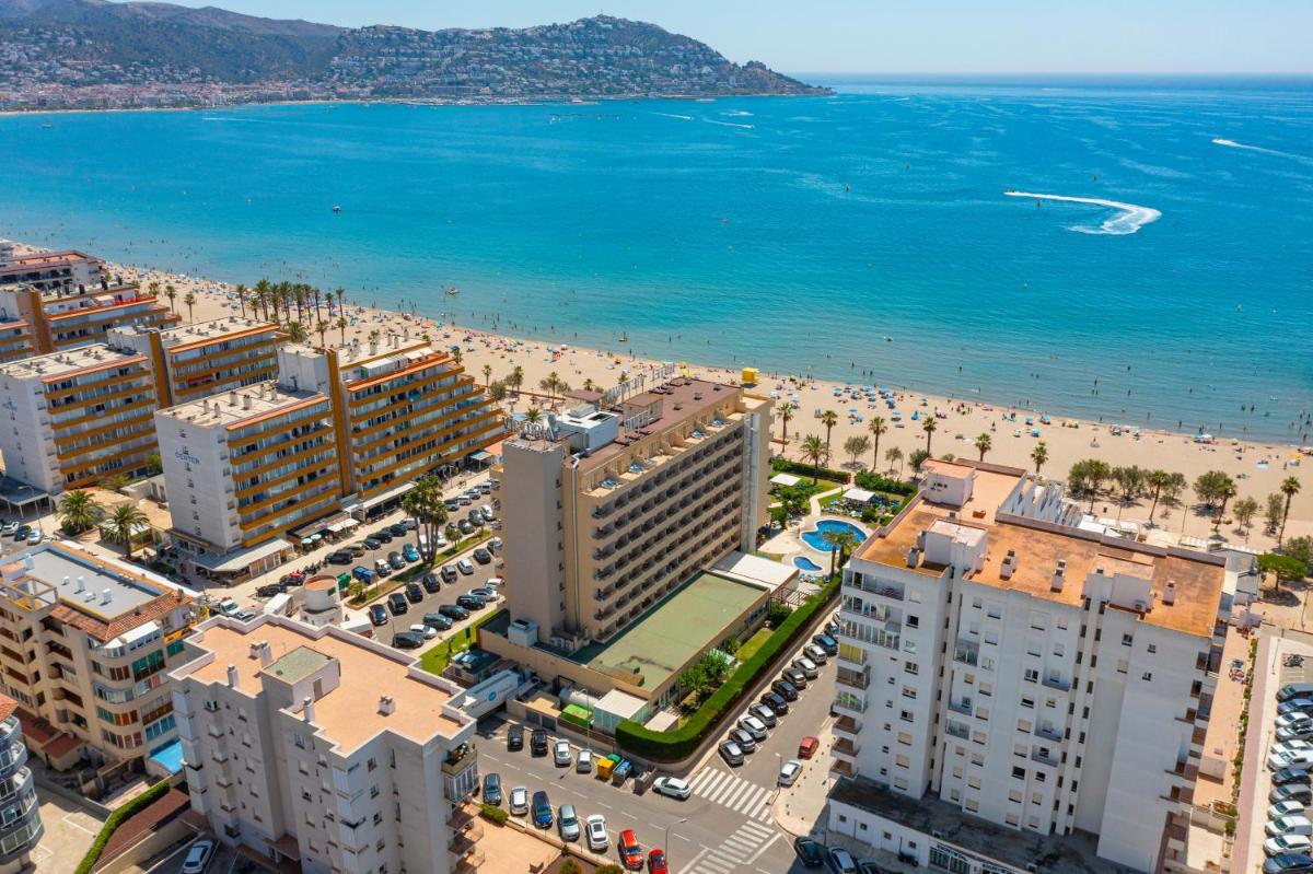 una vista aérea de una playa y el océano en Prestige Victoria, en Roses