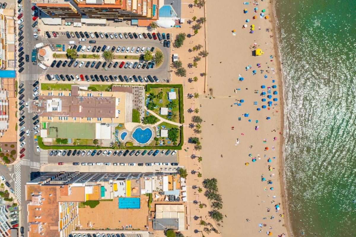 una vista aérea de una playa con gente en Prestige Victoria, en Roses 94 fotos más