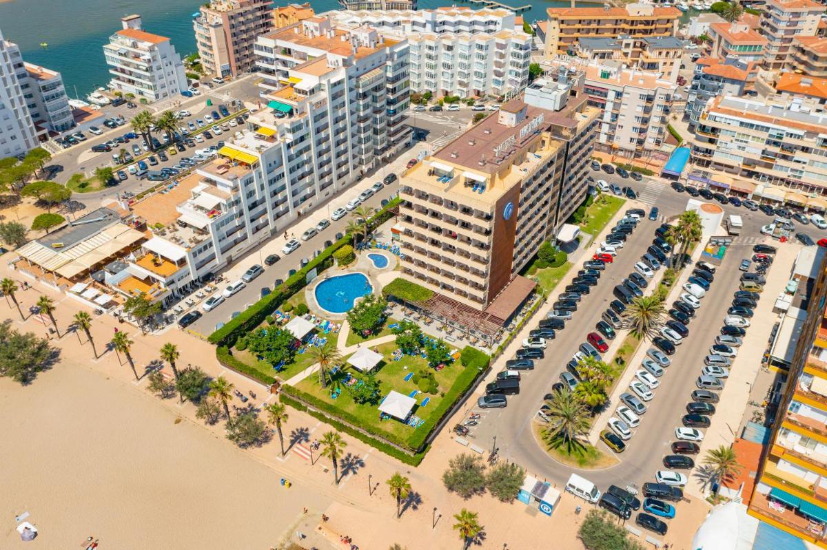 una vista aérea de una ciudad con playa en Prestige Victoria, en Roses