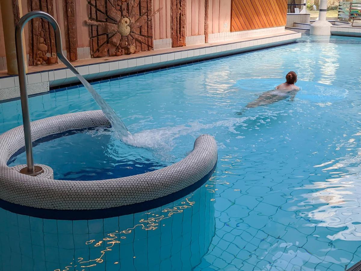 Piscine de l'établissement Hotel Restaurant & Spa Verte Vallée ou située à proximité