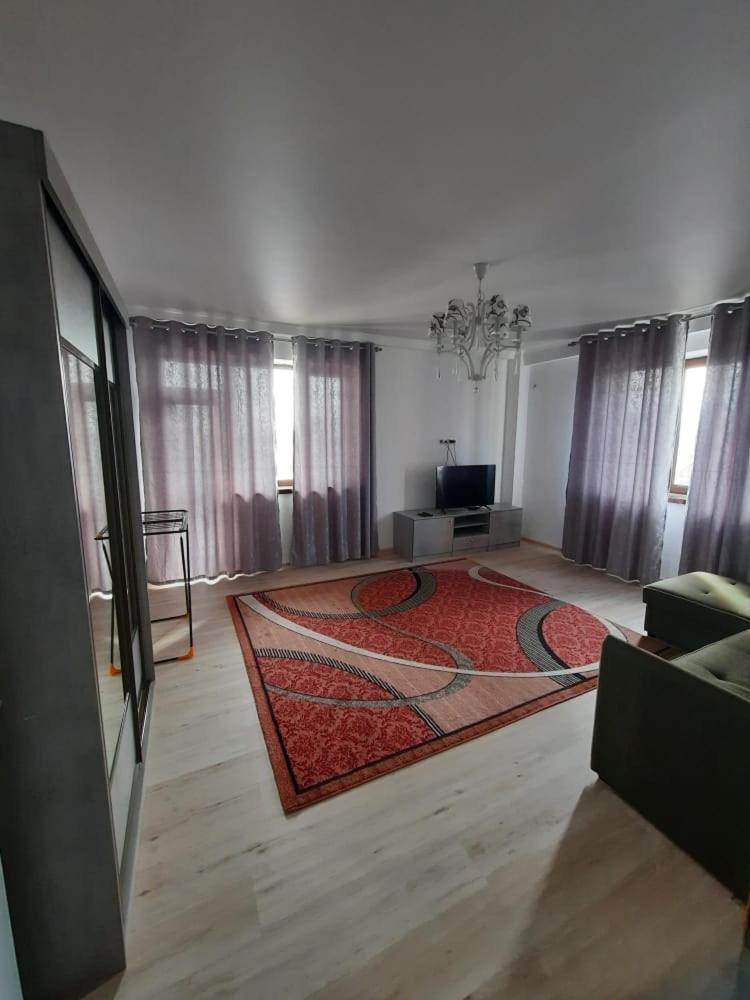 Diplomat - 2 - Housity