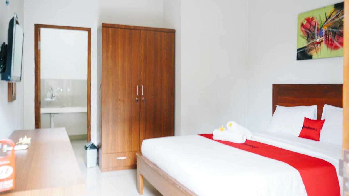 RedDoorz at Ampenan Mataram Lombok - Housity