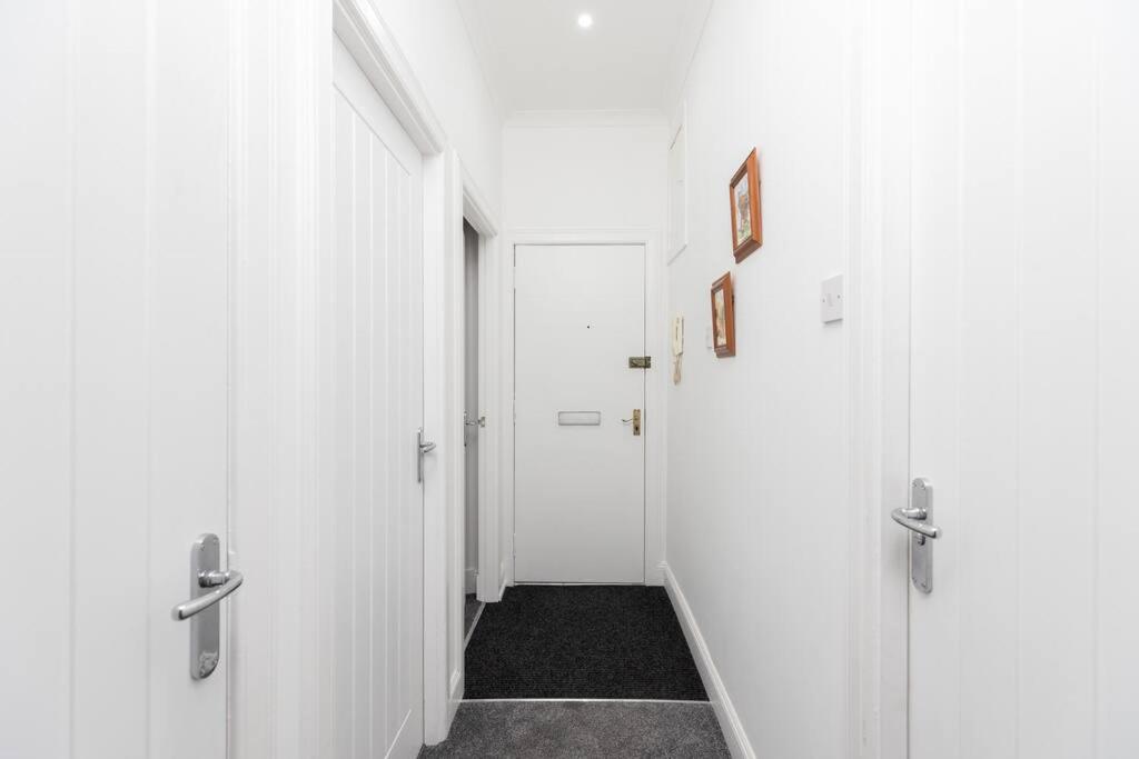 Suitetrails - City centre 2 bedroom flat with on site parking